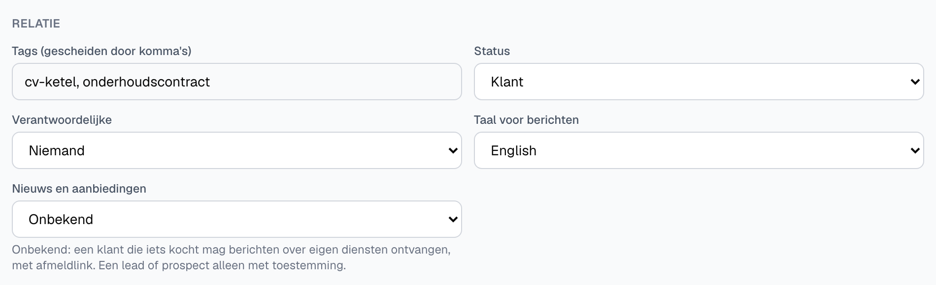 het bewerkformulier van een klant met in de sectie Relatie het veld Taal voor berichten op English