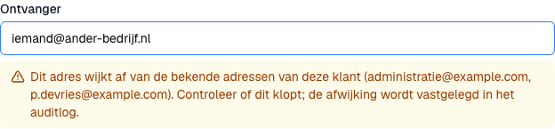 het ontvangerveld met de gele waarschuwing bij een afwijkend adres