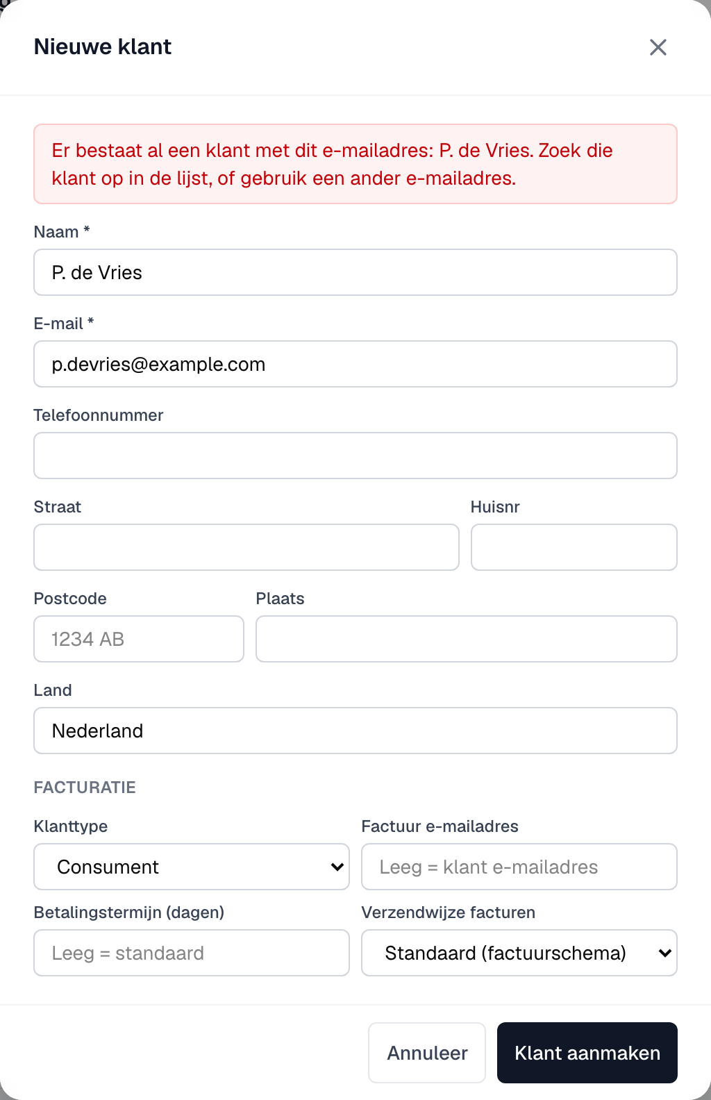 Het formulier Nieuwe klant met de melding dat het e-mailadres al in gebruik is