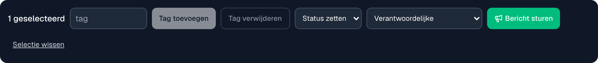 de balk boven de lijst met het aantal geselecteerde klanten, het tagveld en de knoppen Tag toevoegen, Tag verwijderen, Status, Verantwoordelijke en Bericht aan selectie