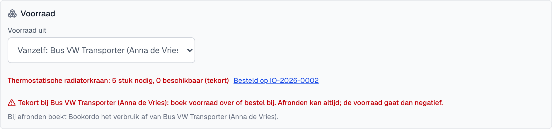 Het blok Voorraad op een werkbon met een tekort en Besteld op IO-2026-0002